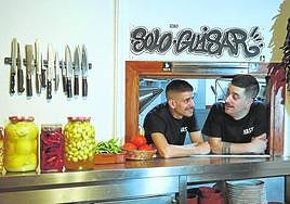 El equipo de El Retro, listo para hacer gozar a sus comensales.