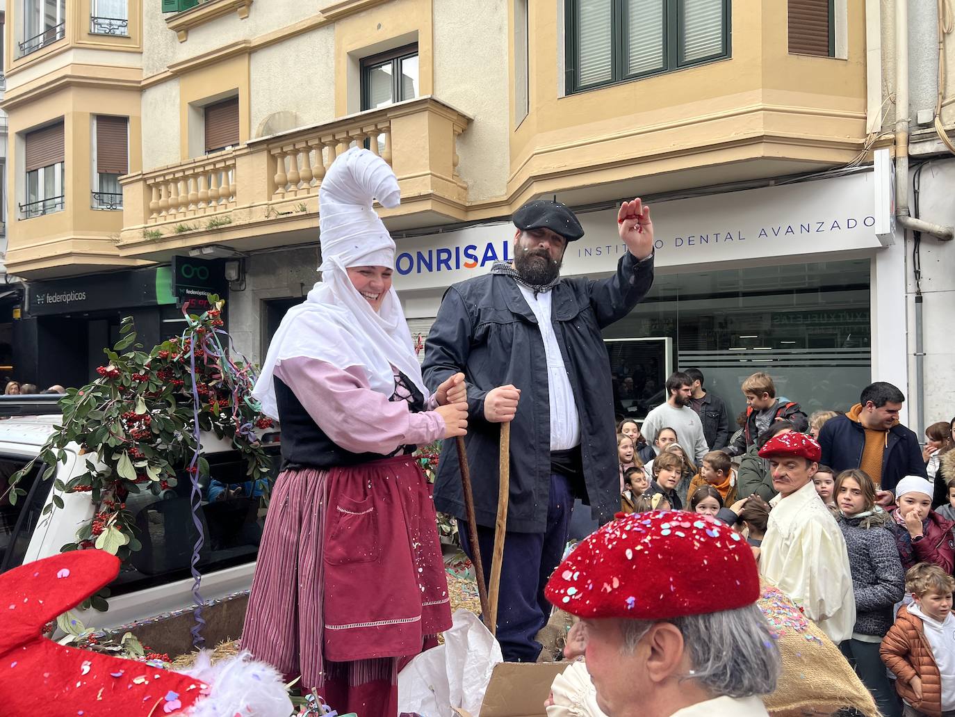 Mari Domingi y Olentzero saludan en su recorrido por Eibar.