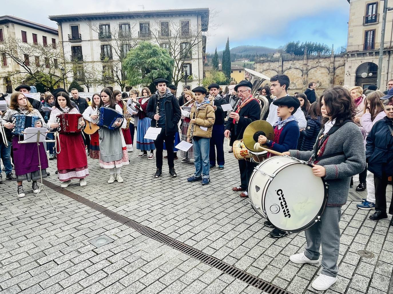 Pasacalles para recibir a Olentzero y Mari Domingi
