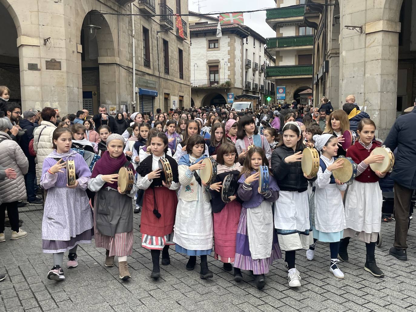 Pasacalles acompañado musicalmente por José de Azpiazu Musika Eskola y Oñati abesbatza para recibir a Olentzero y Mari Domingi