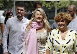 Lander Martínez, Yolanda Díaz y Pilar Garrido, en un acto de campaña de las generales.