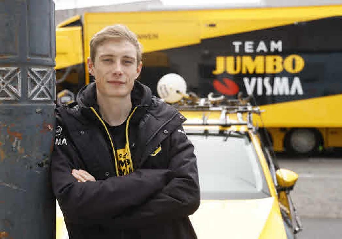 Jonas Vingegaard posa en Vitoria antes de la salida de la Itzulia de este año.