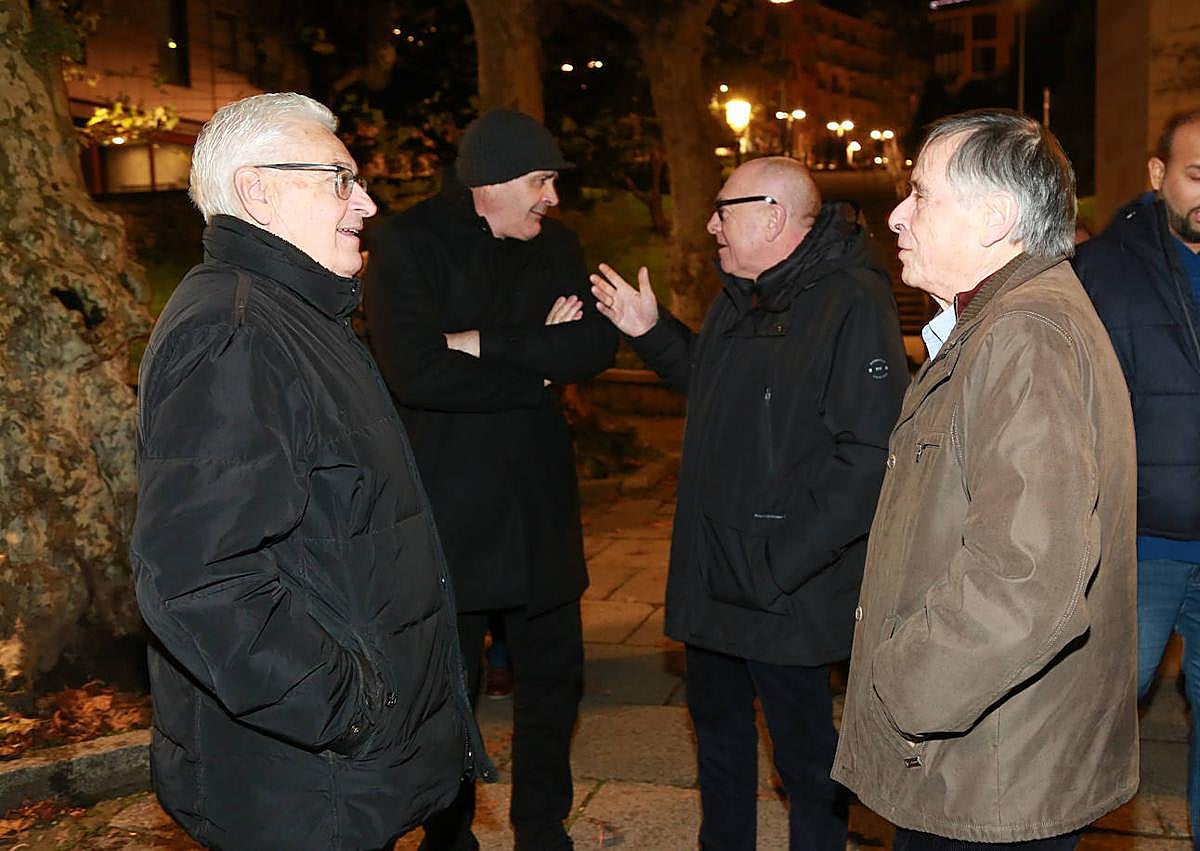 Imagen secundaria 1 - Los familiares ocuparon las primeras filas. José Antonio Errazquin habla con Pedro Gabilondo en primer término, con Aitor Etxaburu y José Ángel Sodupe atrás. El actual presidente del Bidasoa, Gurutz Aginagalde, atiende a los medios de comunicacióna la entrada de la iglesia. 