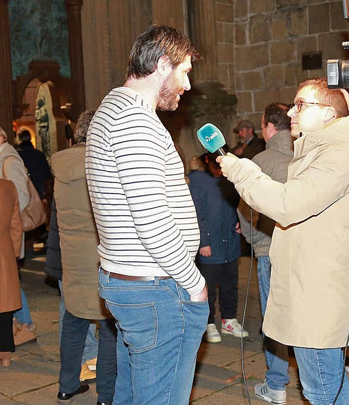 Imagen secundaria 2 - Los familiares ocuparon las primeras filas. José Antonio Errazquin habla con Pedro Gabilondo en primer término, con Aitor Etxaburu y José Ángel Sodupe atrás. El actual presidente del Bidasoa, Gurutz Aginagalde, atiende a los medios de comunicacióna la entrada de la iglesia. 