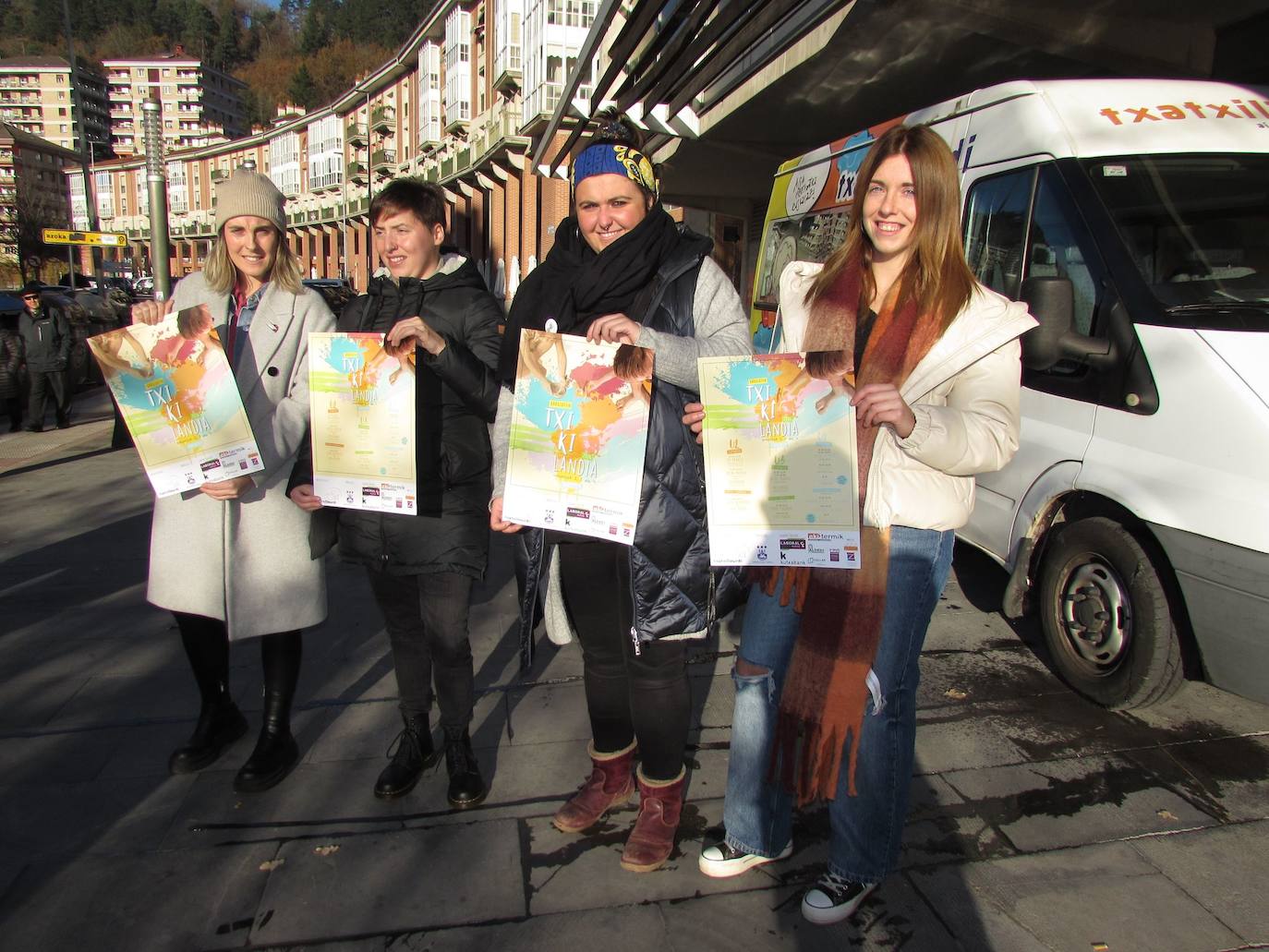 Udaleko eta Txikilandiako ordezkariak egitaraua aurkezten.