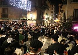 La comitiva realizó varias paradas durante el recorrido. En esta imagen en Mikelazulo, el coro popular canta a Olentzero.