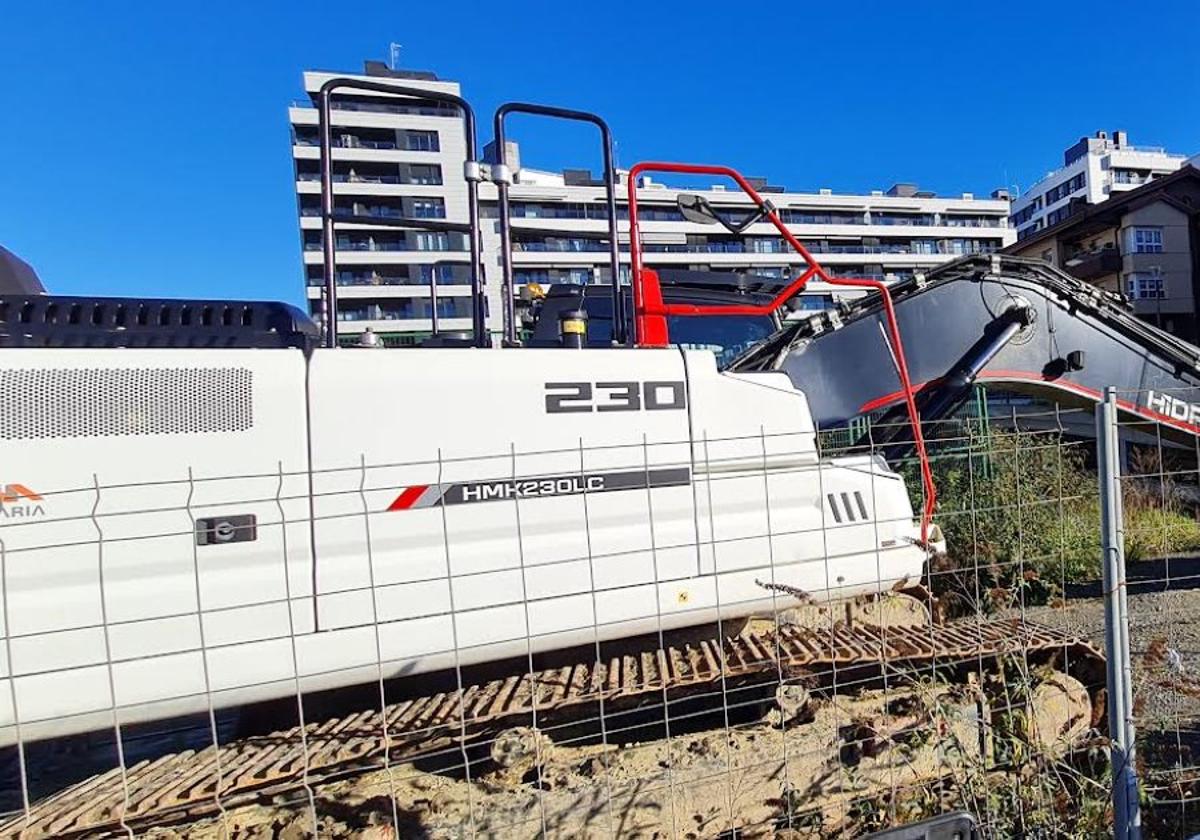 Una excavadora, en la parcela dispuesta para empezar las obras de construcción de las 109 viviendas.