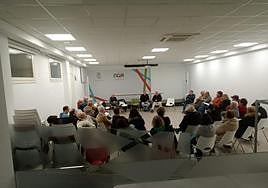 Representantes de Duintasuna, asociaciones de vecinos y hogares de jubilados, en la reunión que tuvo lugar en la Sala Reina este martes.
