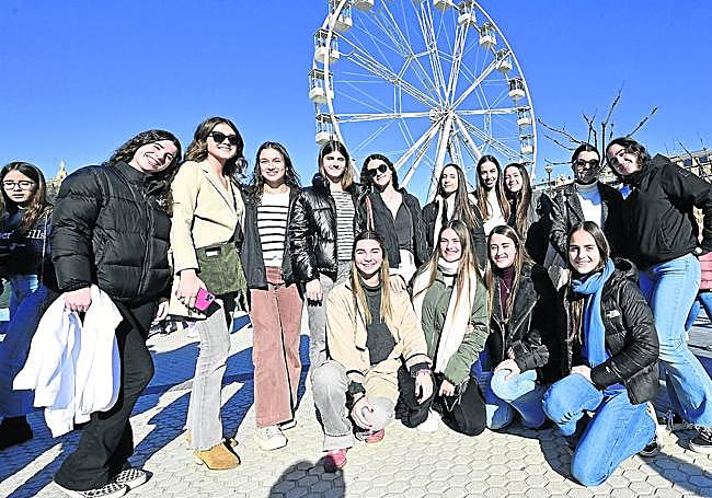 Un grupo de amigas de Barakaldo posa delante de la noria, una de sus paradas obligatorias en su visitade día a la ciudad.