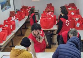 Voluntarios de Cruz Roja durante la clasificación de los juguetes previa a su distribución.