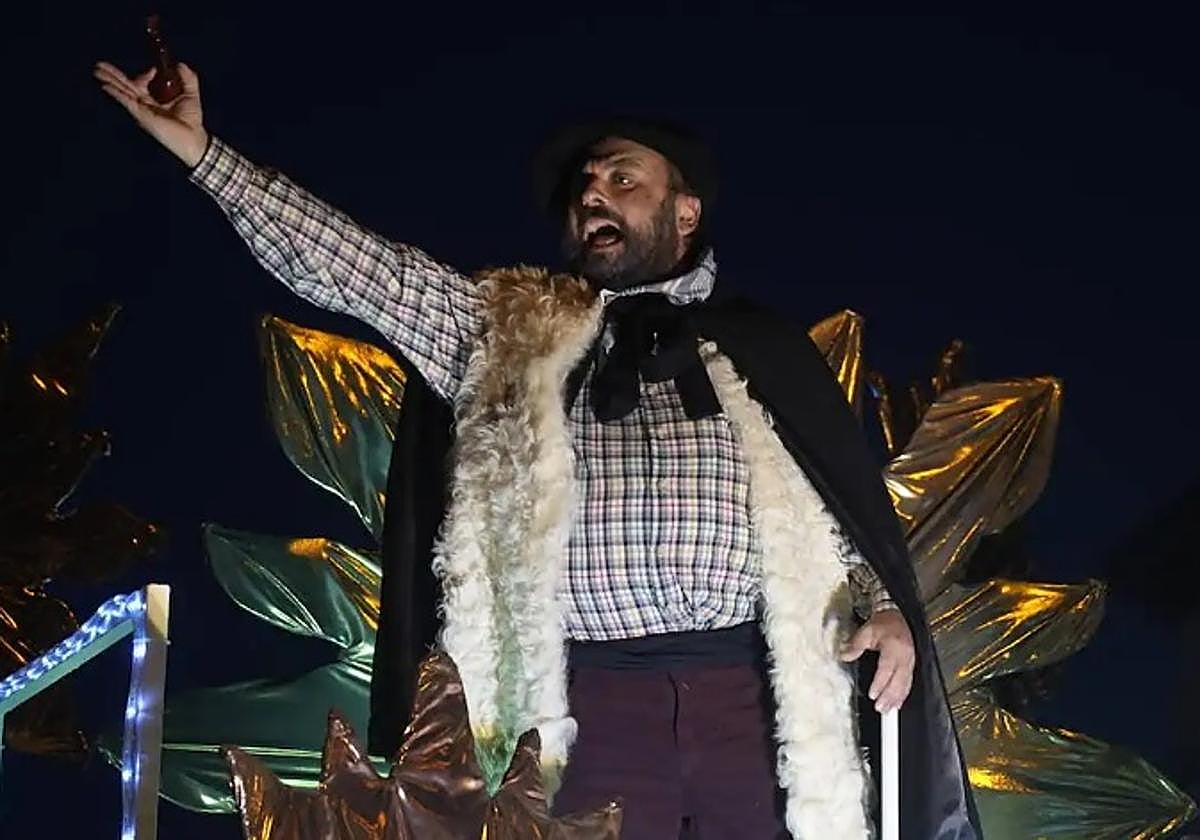 Olentzero saluda durante el desfile del domingo en Vitoria.