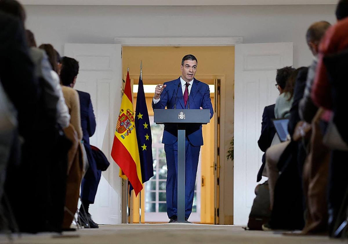 Pedro Sánchez se dirige a los periodistas para anunciar las medidas.