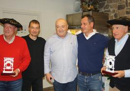 Los campeones Paco Bañales y Juan Antonio Ubarrechena, con la txapela y el trofeo, con los hijos de Manolo Pajares, Agustín y Kepa, que fue el gran promotor del torneo, y el presidente Joserra Mendizabal.