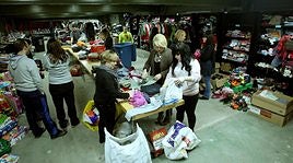 Voluntarios trabajando en el punto de recogida de ayuda para los afectados del incendio que se habilitó en Casa Ciriza.
