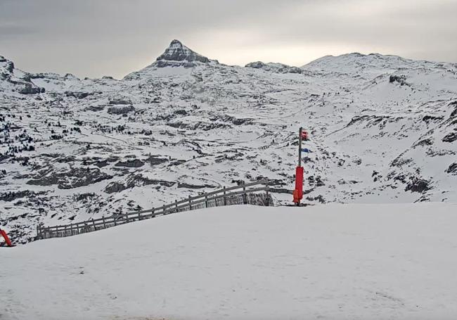 Vista de la estación francesa de la Pierre Saint Martin, con el Anie dominando el horizonte.