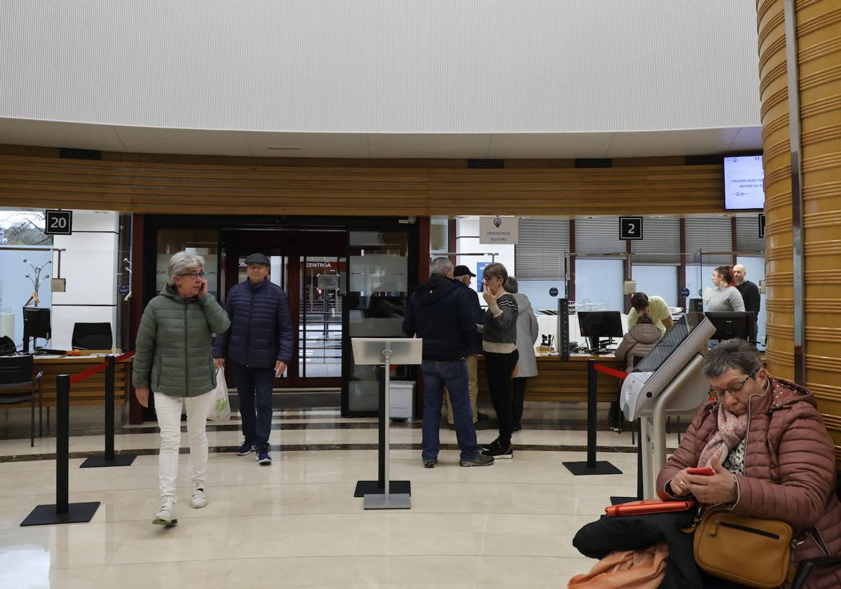 Oficina de atención al ciudadano en la sede de la Hacienda de Gipuzkoa en el barrio donostiarra de Benta Berri.