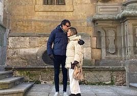 Ion Aramendi y María Amores, en la fachada de la universidad en la que se conocieron.