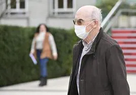 Un hombre pasea con mascarilla esta mañana en Donostia