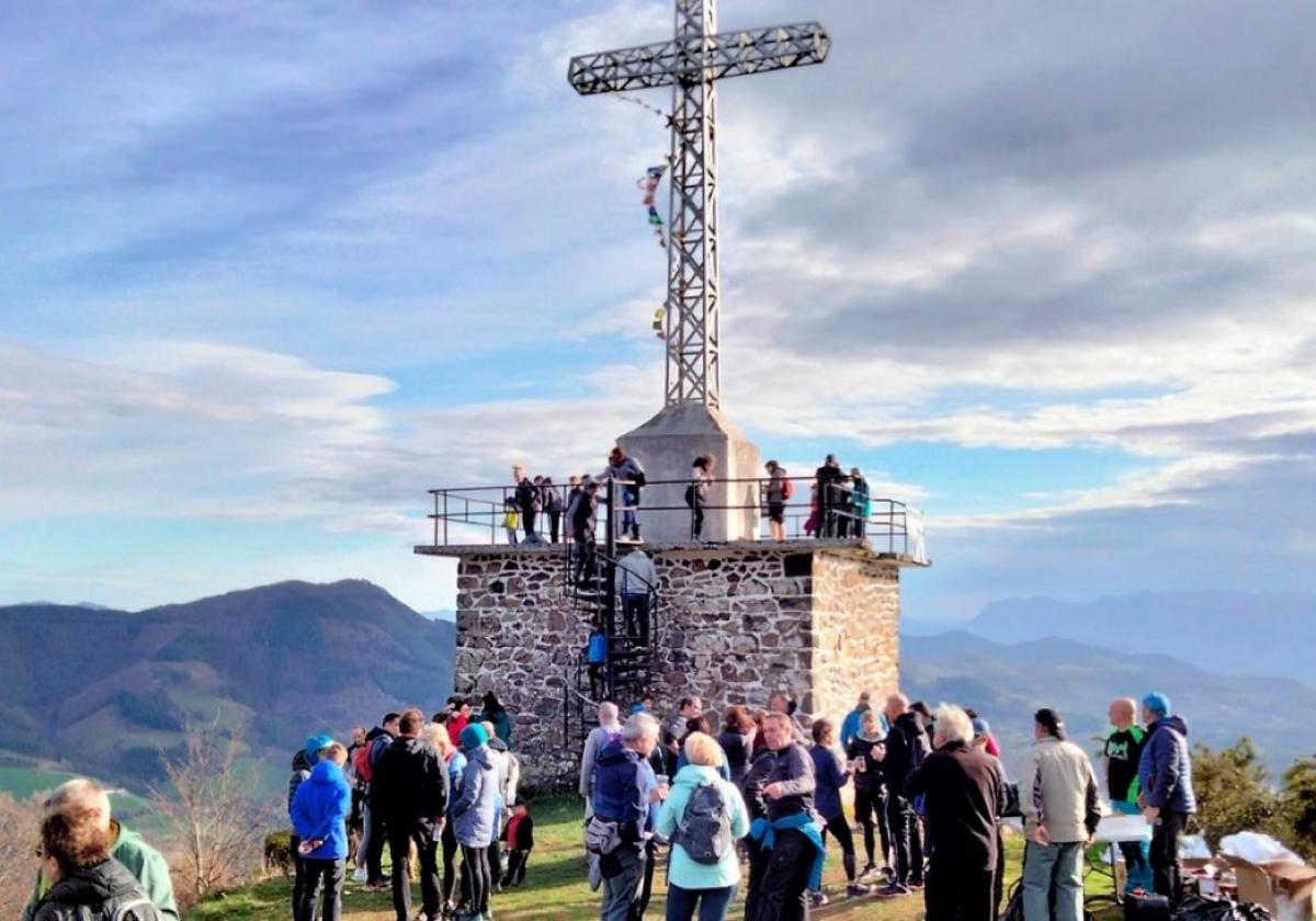 Ambiente en lo alto de Irimo durante la última subida, que alcanzó su récord con más de mil participantes.