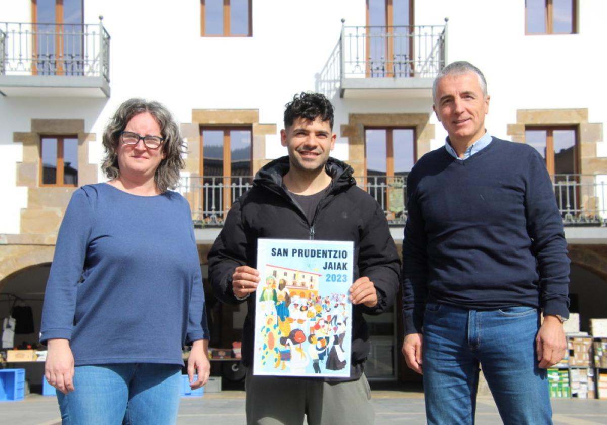 Jonathan Gonzalez, ganador de la última edición, posa con el cartel ganador en la plaza.