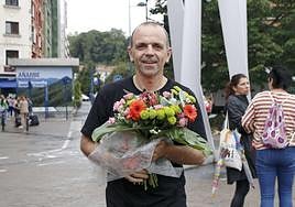 Iñaki Tolaretxipi, con un ramo de flores a su vuelta de Bali, donde ganaron el Grand Prix de Asia.