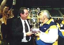 Juantxo Villarreal y Beñardo García, con la Copa de Europa en Irun.