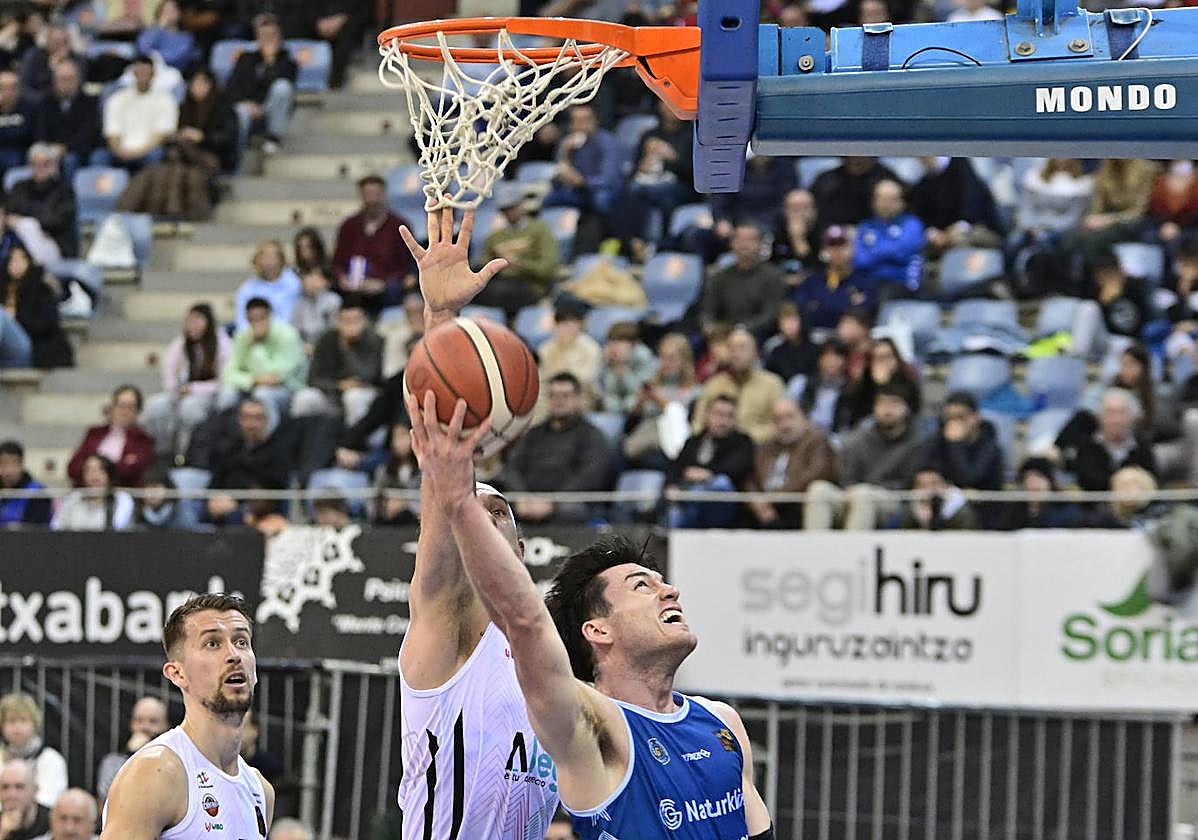 Barcello penetra a canasta ante Littleson.