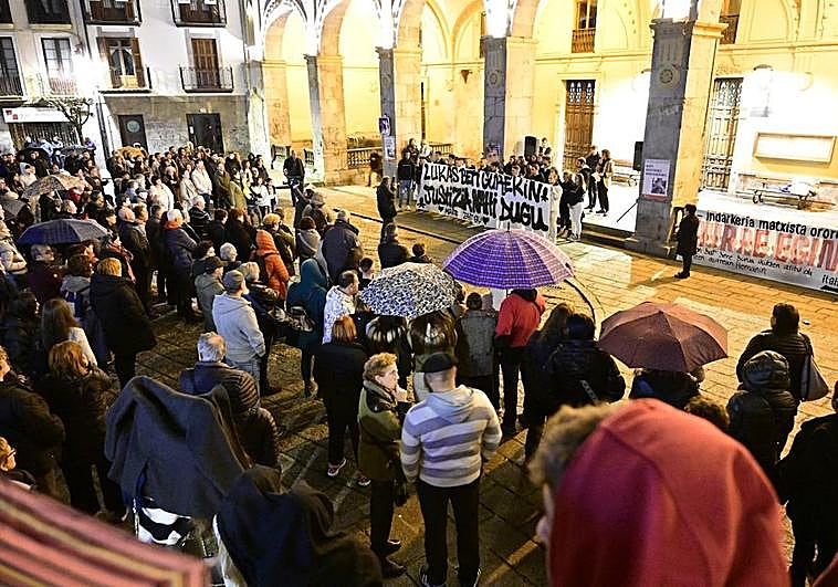 Una vista de la concentración de este viernes por la tarde en Gudarien Enparantza, frente al ayuntamiento de Hernani.