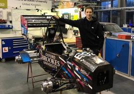 Turrientes posa en el taller del Formula Student en la universidad de Brookes junto a un cochesobre el que trabajan.