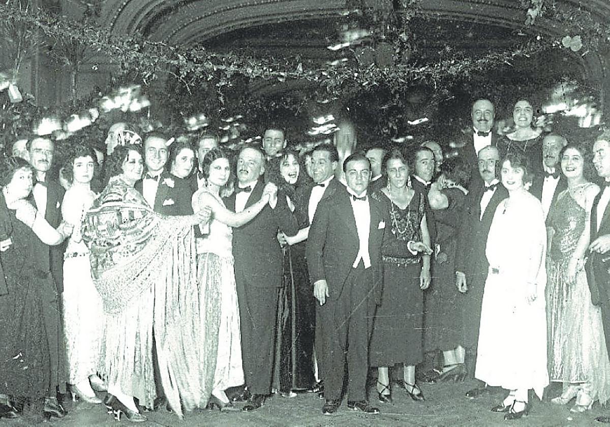 Cotillón en los salones del Gran Kursaal.