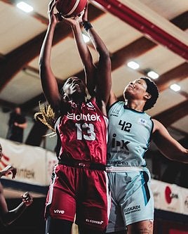 Jewel Tunstull pelea un rebote con la local Milapie.