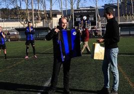 Jose Manuel Loiarte recibió la camiseta de su club durante el homenaje que le brindó el Ostadar antes de que sus veteranos jugaran contra los de la Real Sociedad.