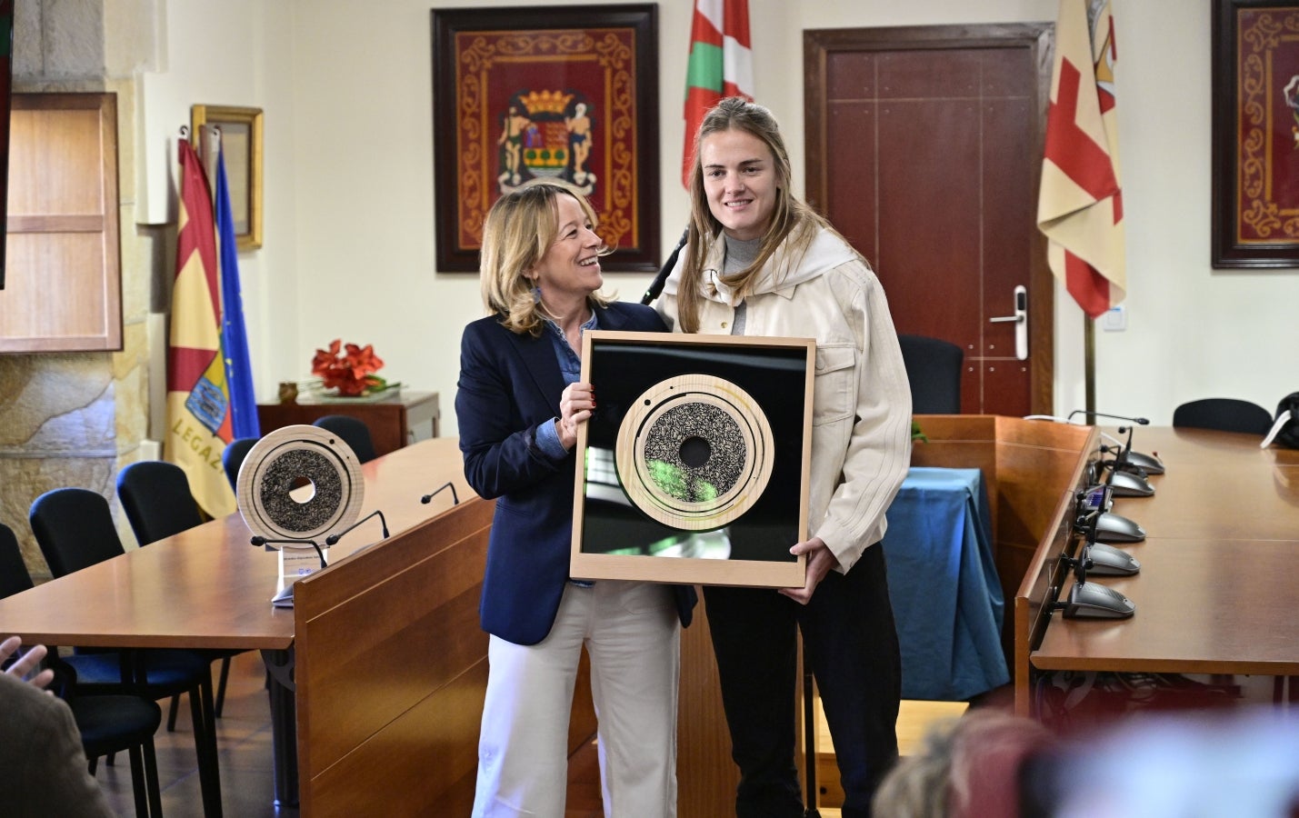 Caluroso homenaje a Irene Paredes en Legazpi
