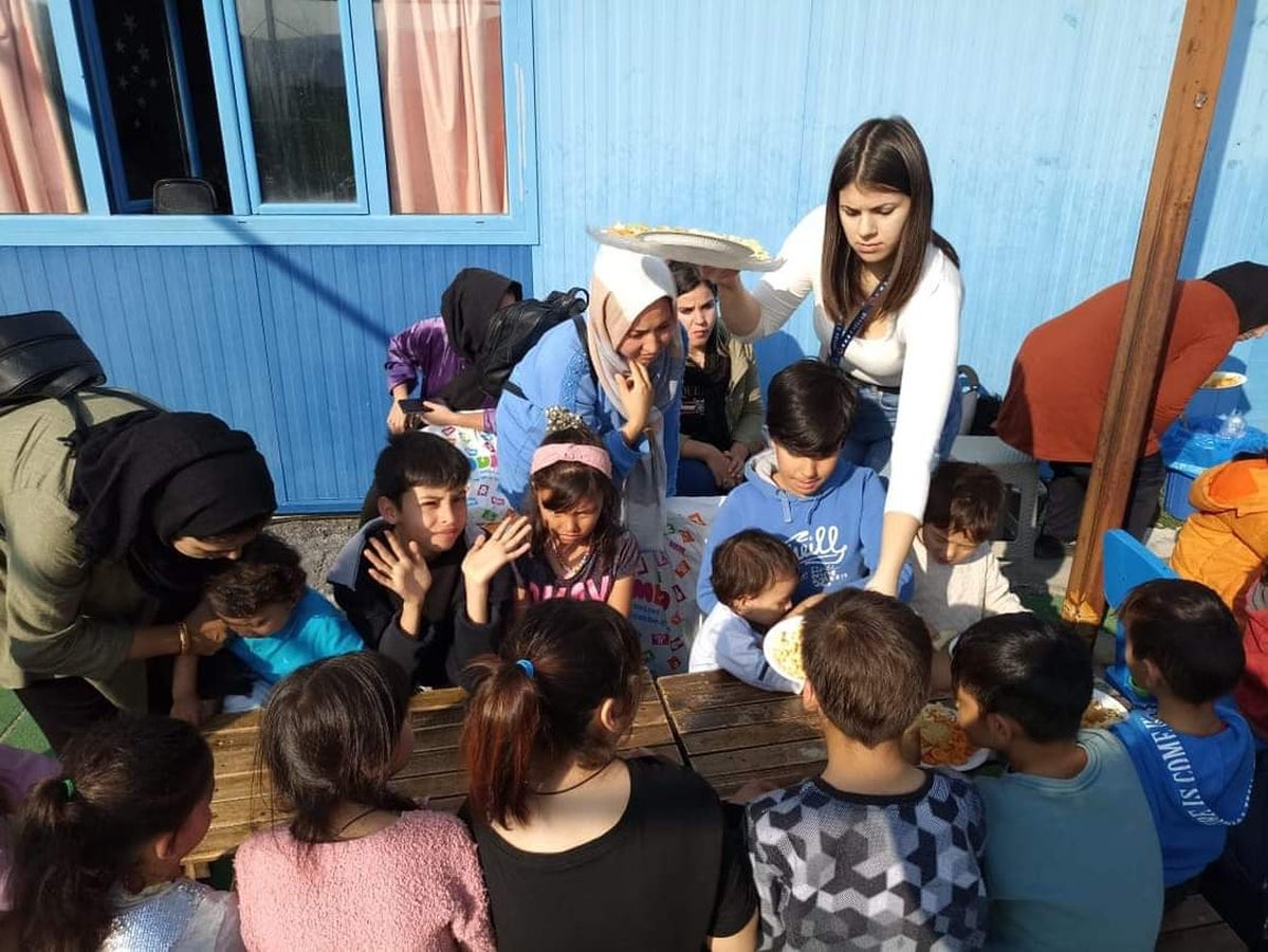 Reparto de regalos a los niños en Lesbos