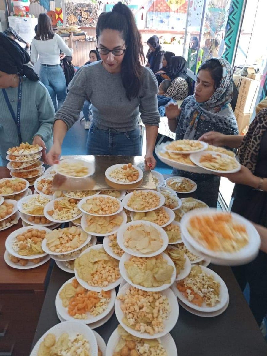 Reparto de regalos a los niños en Lesbos