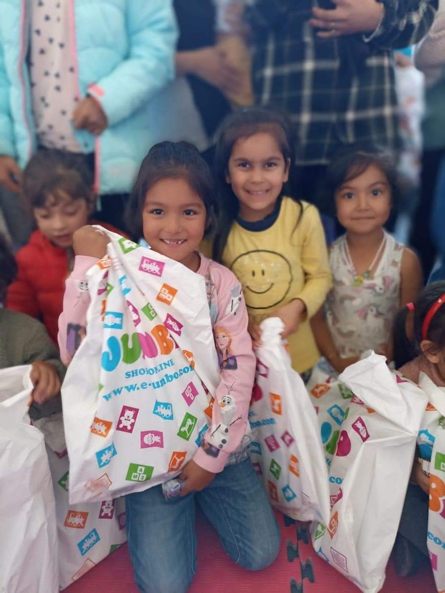 Reparto de regalos a los niños en Lesbos