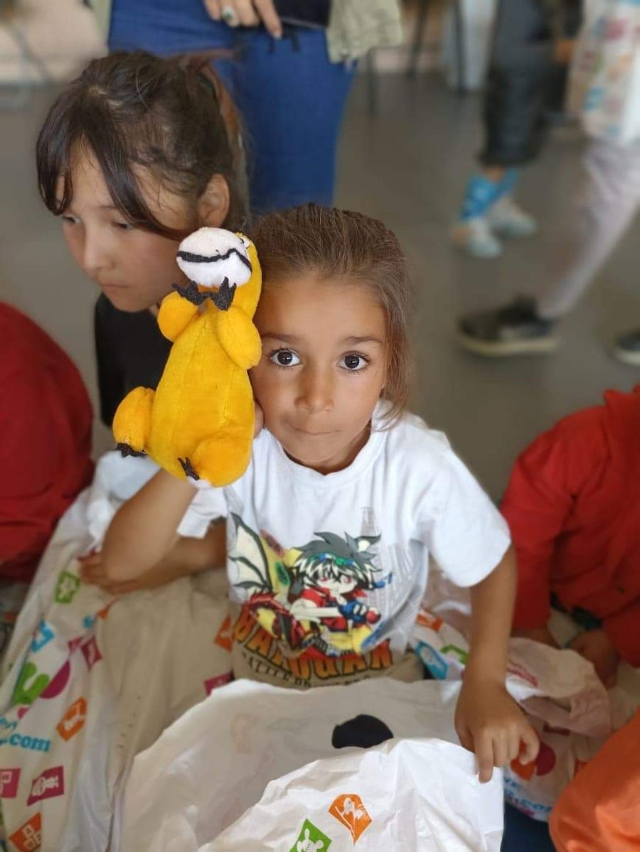 Reparto de regalos a los niños en Lesbos