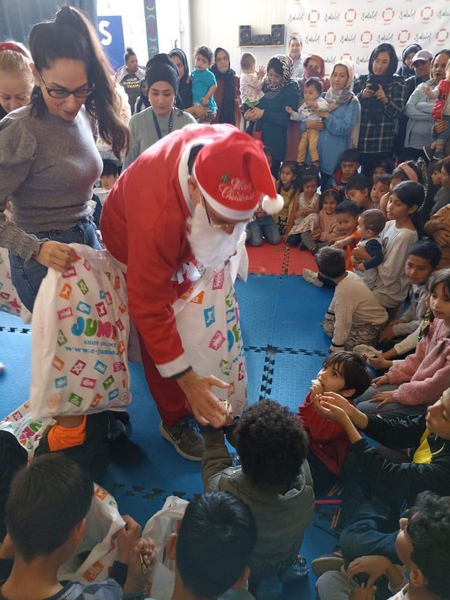 Reparto de regalos a los niños en Lesbos