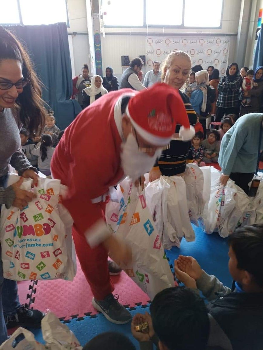 Reparto de regalos a los niños en Lesbos