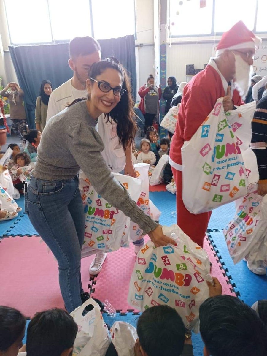 Reparto de regalos a los niños en Lesbos