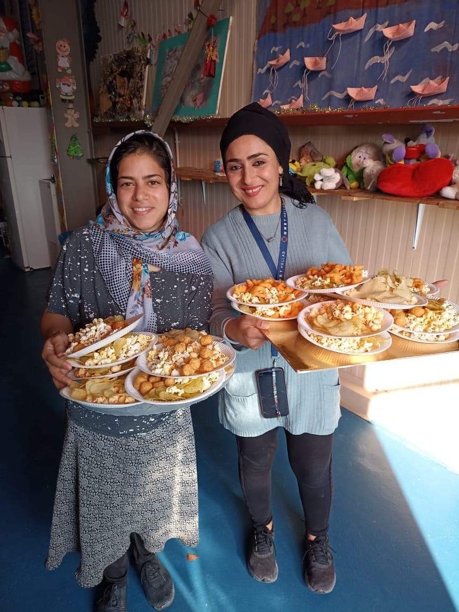 Reparto de regalos a los niños en Lesbos