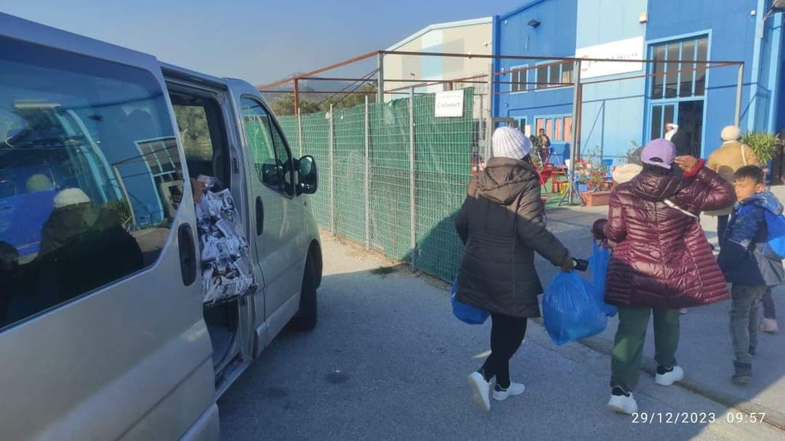 Reparto de regalos a los niños en Lesbos