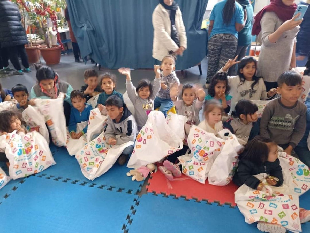 Reparto de regalos a los niños en Lesbos