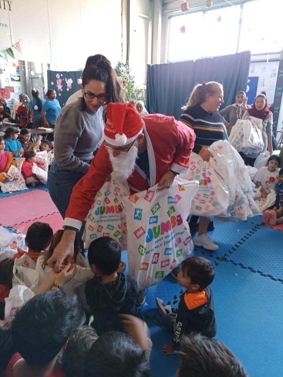 Reparto de regalos a los niños en Lesbos