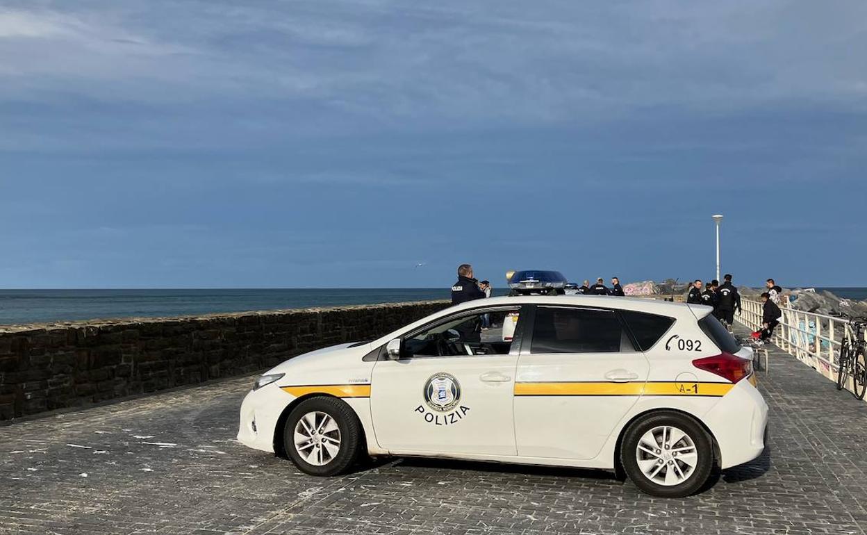 Una patrulla de la Guardia Municipal de Donostia y varios ertzainas en la zona en la que se ha producido el incidente.