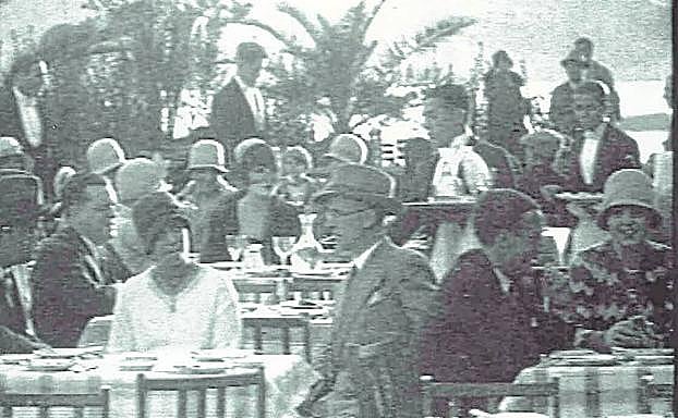 Imagen principal - Artegunea dedicará una exposición a la Belle Époque donostiarra; 'La Santa Faz' (Zurbarán) y 'Retrato de Moratín' (Goya), en Tabakalera.