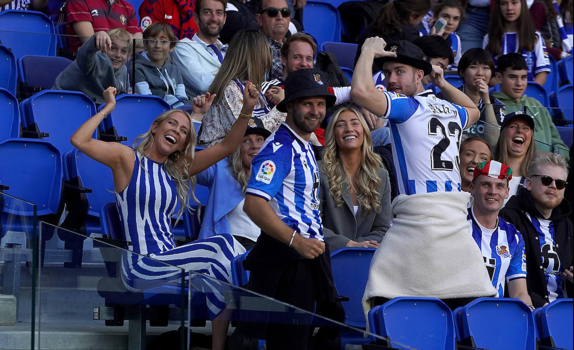 La pareja de Sorloth (chaqueta gris, en el centro) y los amigos de ambos, el sábado en Anoeta.