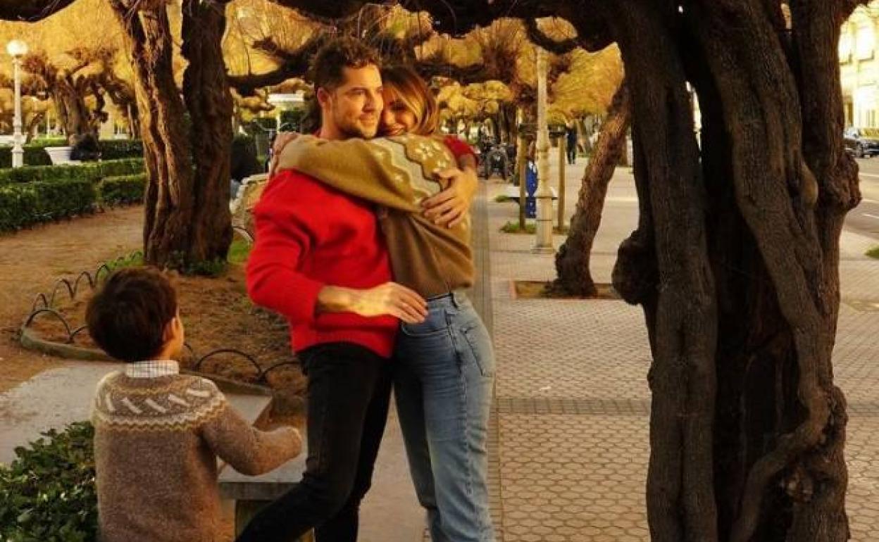 Bisbal, su mujer Rosanna Zanetti y su hijo Matteo en Alderdi Eder. 