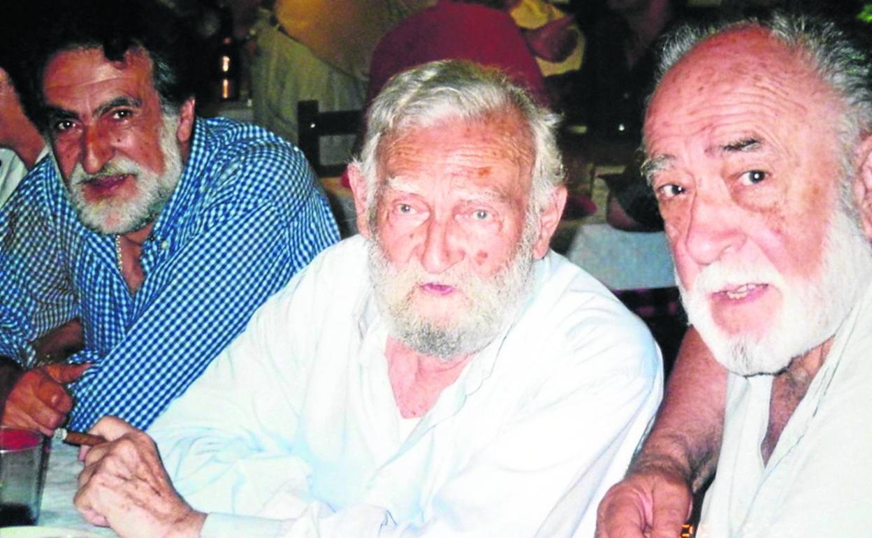 Imagen de Ricardo Ugarte, con Jorge Oteiza y Nestor Basterretxea, durante una comida en Zarautz, incluida en el libro 'Singladuras'. 