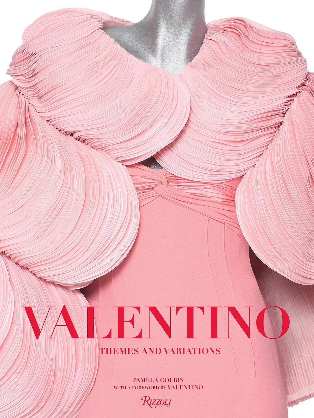 «Valentino: Themes and Variations» de Pamela Golbin. El nombre Valentino ha sido sinónimo de alta costura durante casi cincuenta años. Valentino es solo una de las dos casas de 'haute cauture' reconocidas por el gobierno francés fuera del país. Publicado en asociación con una prestigiosa exposición en el famoso departamento de vestuario del Museé des Arts Decoratifs en París, este volumen se centra en los diseños de alta costura de Valentino, destacando las creaciones más importantes e icónicas de su medio siglo en la moda a través de temas recurrentes en el trabajo de Valentino: variaciones en las ideas de volumen, línea y textura, así como en motivos como la geometría, los pliegues y las flores a través de nuevas fotografías, bocetos, muestras de telas y comentarios sobre los vestidos del propio Valentino